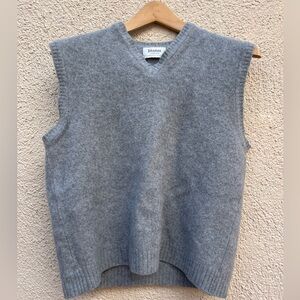 Johnstons Lamora vintage lambswool and rabbit hair sleeveless sweater vest gray